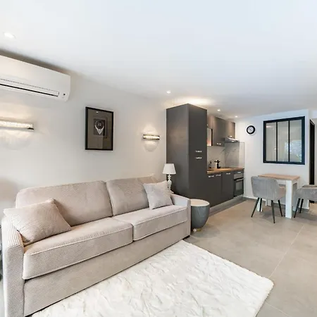 Charming Bright With Spacious Outdoor Area דירה קאן