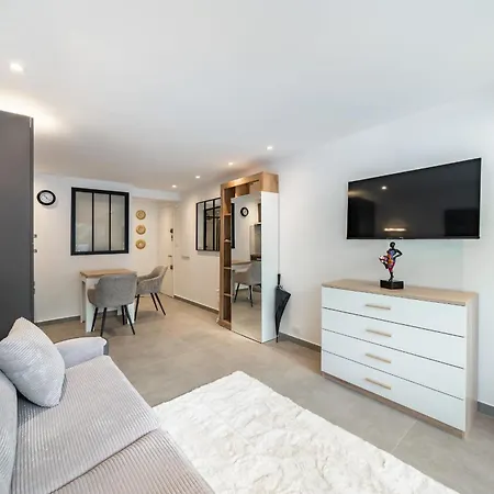 דירה Charming Bright With Spacious Outdoor Area קאן
