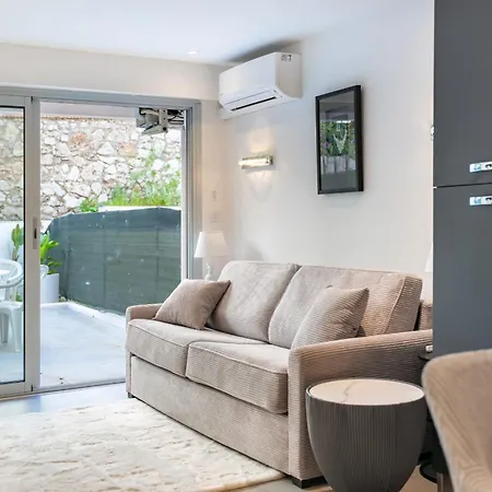 Charming Bright With Spacious Outdoor Area *
