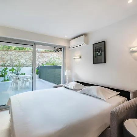 Charming Bright With Spacious Outdoor Area דירה