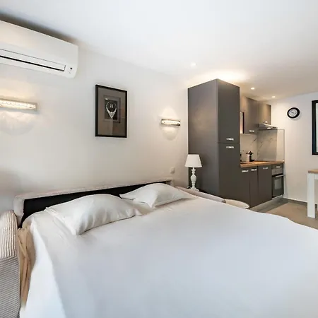 Charming Bright With Spacious Outdoor Area 戛纳