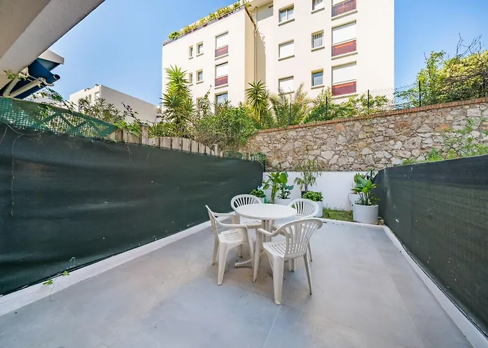 Charming Bright With Spacious Outdoor Area *
