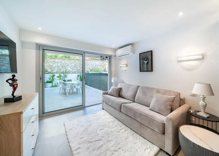 Apartment Charming Bright With Spacious Outdoor Area