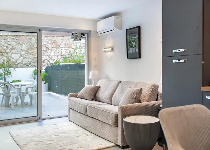 Charming Bright With Spacious Outdoor Area *